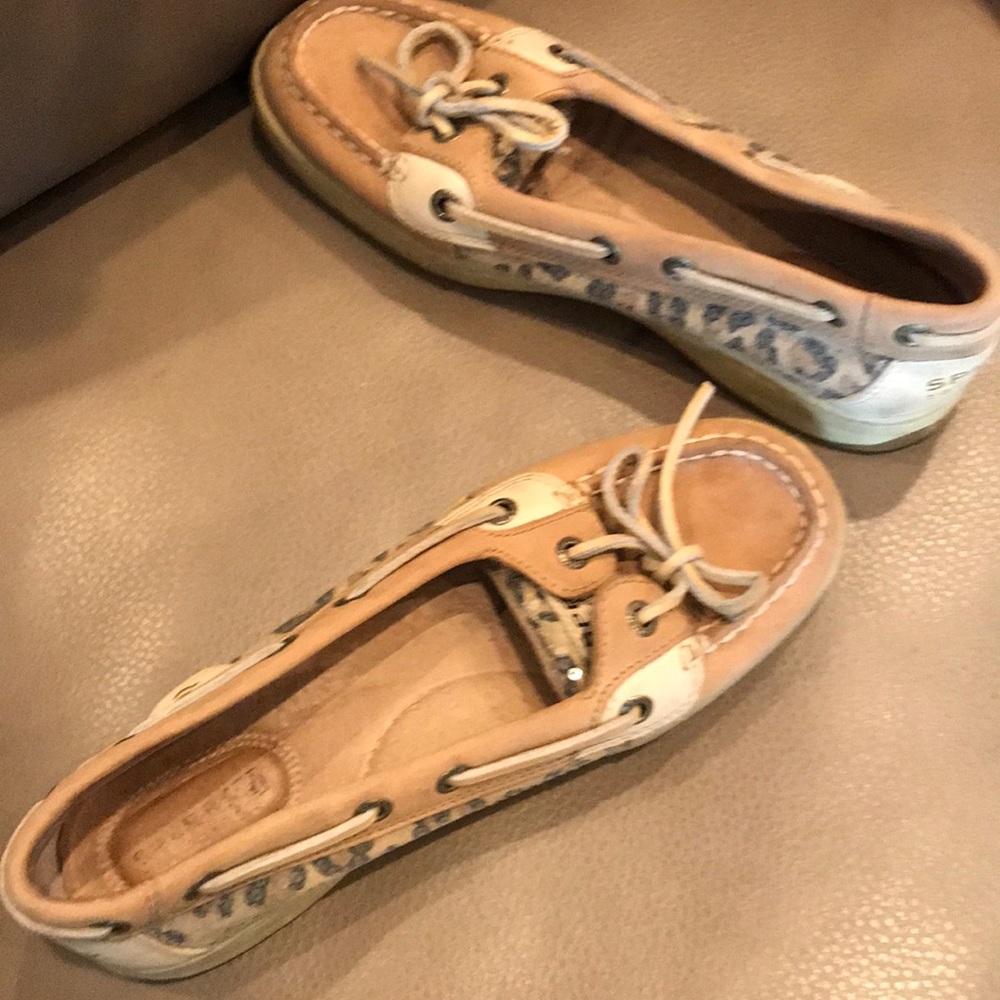 Speedy topsider w cheetah embellishments